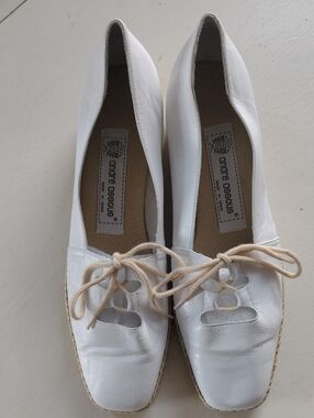 Andre Assous White Leather Lace-Up Square-Toe Flats